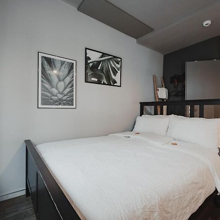No8 Boutique Hotel - Self Check In Unterseen Bagian luar foto